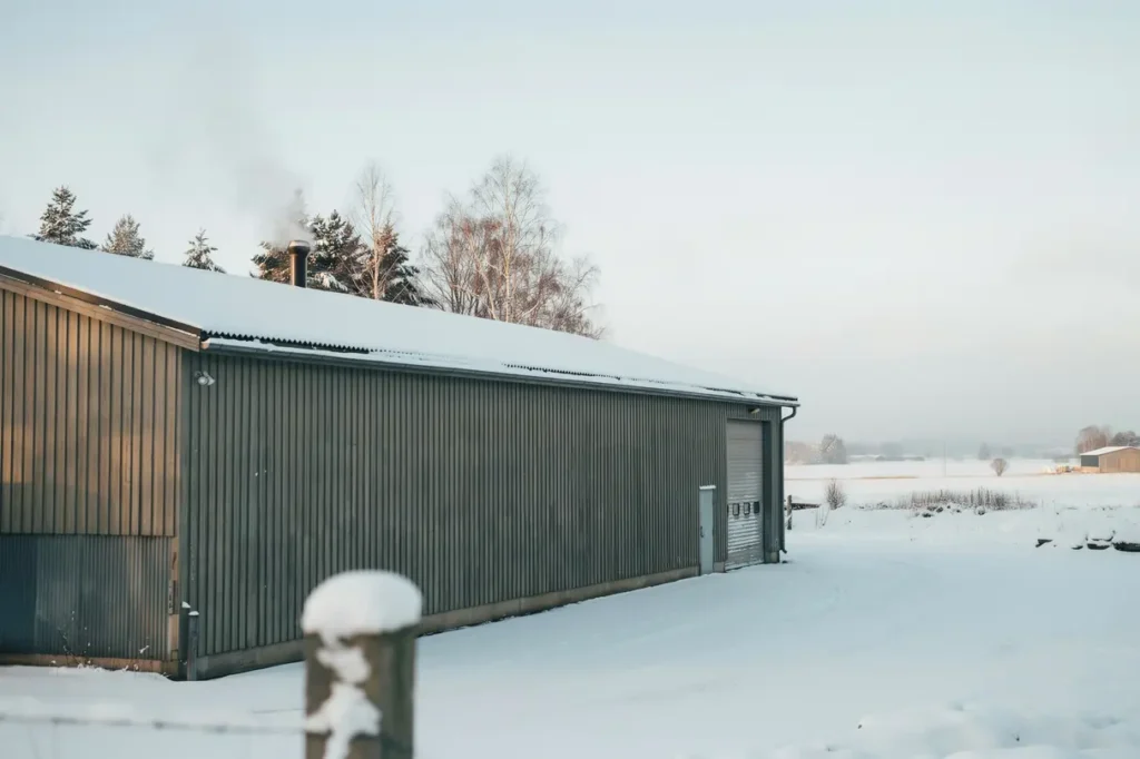 takskottning och sn r jning p industrihall i bara svedala